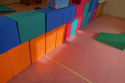 Wand aus bunten Großbausteinen in einer Turnhalle