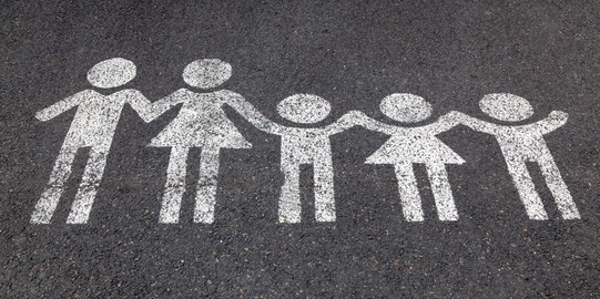 Weiße Piktogrammzeichnung einer Familie mit drei Kindern auf einer Straße.