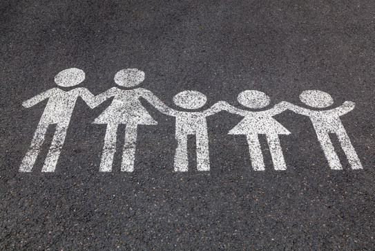 Weiße Piktogrammzeichnung einer Familie mit drei Kindern auf einer Straße.